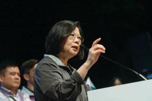 苦苓再發文暗酸！點名「新的救世主」　小英躺著也中槍