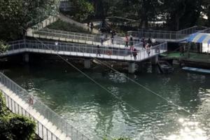 水庫在腳底下！漫步薑母島臨水高架棧道超刺激