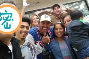 超幸運！他們在漢堡店巧遇「大明星」，不僅親民跟大夥合照，甚至自掏腰包請所有人吃午餐！