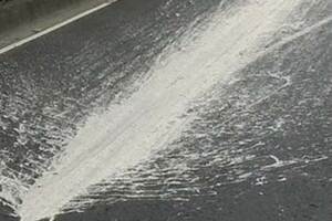 高雄多處剛鋪好柏油路被惡意潑灑油漆？ 網友憤怒喊報警