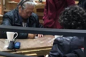 洪金寶夫妻餐廳吃飯被偶遇，大哥面容憔悴給粉絲簽名無架子