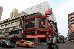 她幫忙帶小孩去炸雞店邊吃邊玩，上廁所時卻差點嚇昏，沒想到小孩舅舅居然笑說：這很常見啦！