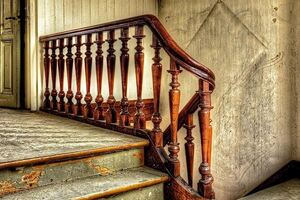 中年啃老男哄父母：別擔心！轉身上吊樓梯間