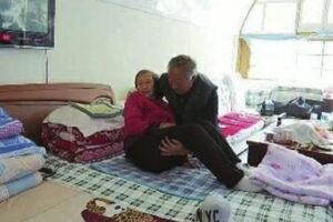 5800多個日夜不離不棄丈夫照顧癱瘓妻16年