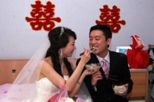 嫂子撫養小叔成人，小叔婚禮嫂子未現身，鄰居來電，新娘取消婚禮！