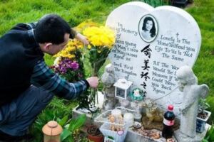 逝世三十多年的翁美玲依然活在世人心中，一年四季墓碑前鮮花錦簇