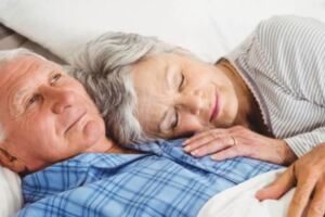 老人每天睡6小時，還是8小時比較合適？超過8小時，對心臟不好