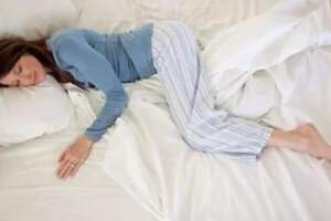 睡覺側躺好還是仰躺好？中老年人要選對，小心影響心臟健康