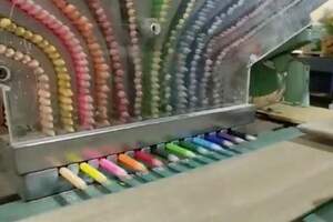 色鉛筆製作太療癒！工廠公開生產過程　一次「彩虹色全部掉下來」看了超舒爽