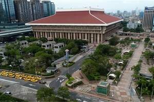 直擊假日的台北鬧區街頭宛如空城只剩計程車