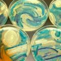 「國際細菌藝術大賞」出現梵谷的世界名畫，沒想到細菌也能玩出讓所有人大改觀的迷人藝術啊！