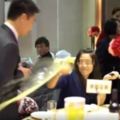 疑闖喜宴白吃被抓包！惱羞女拍桌咆哮後不忘拿餅閃人被人肉搜出來竟然是....