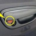如果你的車門把下方有一枚硬幣，請你馬上拿起手機報警，不要猶豫，否則後果慘重！