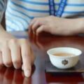 別人給妳倒茶，為什麼要敲三下桌面？不懂別亂敲！