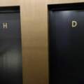 廁所門口只標「H」和「D」！　他尿急崩潰：哪間是男廁