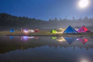 秋季最夯！露營區地點玩法推薦湖畔野營vs.泡泡帳篷