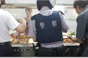 員警中午買便當後搞失蹤...所長偷跟蹤...發現感人一幕!