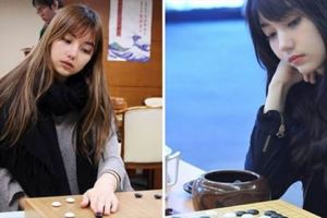 台灣圍棋女棋士黑嘉嘉不但有著高超棋藝，當她參加日本棋院首次舉辦的「世界圍棋女流最強戰」，姣好外貌也獲得許多外媒關注，讓許多外國網友驚艷大讚：「又正又有頭腦！」