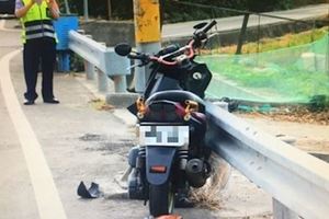 母騎車自撞電桿　6歲兒遭夾擊慘死