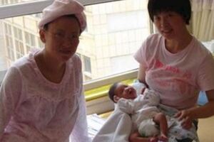 兒媳生了女兒，坐月子時婆婆讓公公來照顧，一個月後婆婆回來傻了