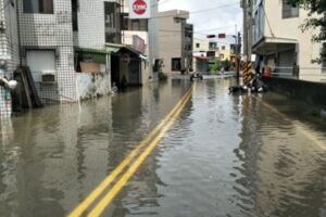 4小時雨量破200！全台大雨來襲「鋒面登入北部中」　晚上雨勢趨緩「下周恐還有一波」