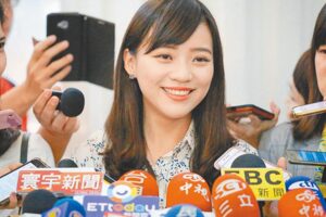 出國拚訂單硬說請假 黃捷挨批逢韓必黑 藍議員怒吼：韓為高雄努力，有目共睹！