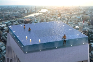 恐高不能游！世界首座「360度無邊際泳池」　蓋摩天樓頂、地板全透明