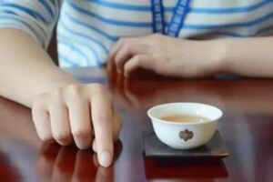 別人給妳倒茶，為什麼要敲三下桌面？不懂別亂敲！