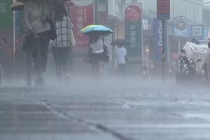 南台灣當心了！午後對流雲系發展旺盛，這7縣市發「大雨特報」請民眾嚴防大雷雨和強風！