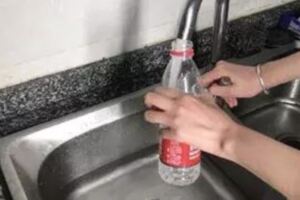 下水道堵了「一個寶特瓶」搞定，利用水壓的作用10秒疏通！太實用省錢
