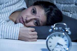 為何有人一粘就睡，有人卻常半夜失眠？差別可能就在藏在4件事上