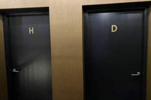 廁所門口只標「H」和「D」！　他尿急崩潰：哪間是男廁