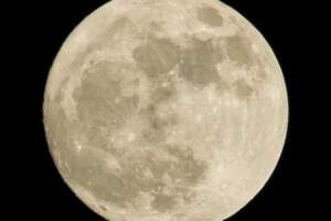 揭秘月球背面神秘的轉身：為什麼月球始終正面面對地球？
