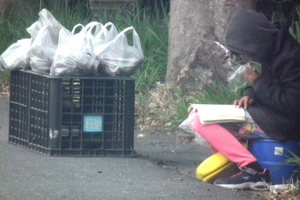 邊賣地瓜邊讀書 台東小女孩樂在其中