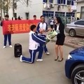 影片傳瘋了！中學生街上向美女老師求婚 網友卻發現這「亮點」：笑笑就好 (圖+影)