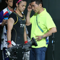 【狂賀】舉重女將許淑淨勇奪「台灣奧運首金」！腿傷嚴重的她得獎時說了「這句話」讓親友都哭了！