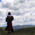 到西藏旅遊時看到「藏族姑娘」蹲在地上向你羞澀微笑，千萬不要上前搭訕，請馬上迴避！
