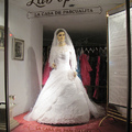 這家百年婚紗店模特兒「換衣服不能看」...等到公佈「她的真實身分」沒人敢試穿了！