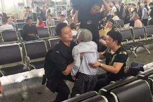 80歲老婆婆「忘記帶身分證」無法上火車，她落寞地坐在車站…接著警察的「這個舉動」讓她痛哭失聲！