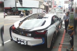 台中豐原一台近千萬BMW i8超跑違停，警3分鐘霸氣拖走~當場GG了!!