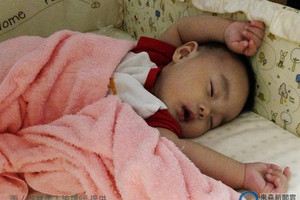 寶寶睡覺時為什麼喜歡「把小手舉高高」呢？沒想到「原因」居然是...聽完立刻被萌翻了！ 