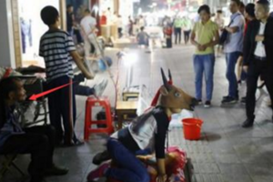 15歲少女大街上扮牛乞討，心甘情願被人「騎」一次25台幣，當看到她「身後的這個男人」，所有人都為她落淚了