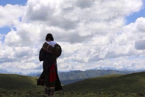 到西藏旅遊時看到「藏族姑娘」蹲在地上向你羞澀微笑，千萬不要上前搭訕，請馬上迴避！
