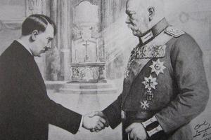 狂人希特勒天地不怕，唯獨與「這個人」握手，希特勒連頭都不敢抬! 