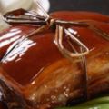 烏龍茶香東坡肉"用慢火燉煮五花肉，入口即溶，淡淡茶味齒頰留香。