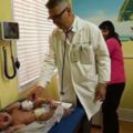 醫生聽到小寶寶哭鬧不停後立馬衝過來，接著僅以一個動作就讓在座父母覺得好神奇！