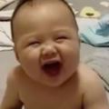 小寶寶「笑聲好魔性」讓人忍不住一聽再聽　看著看著「不自覺就笑出來」網讚：太療癒了～