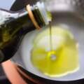 橄欖油適合拌冷盤，可以炒菜或燉肉嗎？不管好壞，每天吃油別太多