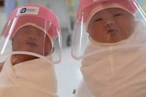 防疫滴水不漏！泰國醫院給新生兒戴「面罩」　眾人齊讚萌