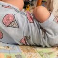 嬰兒床前沒有人，媽媽轉頭卻看見嬰兒床縫伸出一隻小手正在摸寶寶....